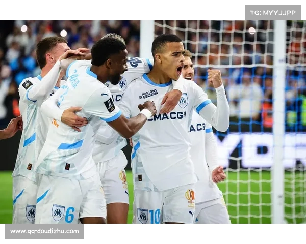 马赛球迷客场高歌助威，格林伍德进球后与队友创意庆祝。