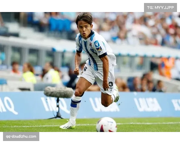 特写：赛后混合采访区，久保建英用流利西语接受多家西媒采访